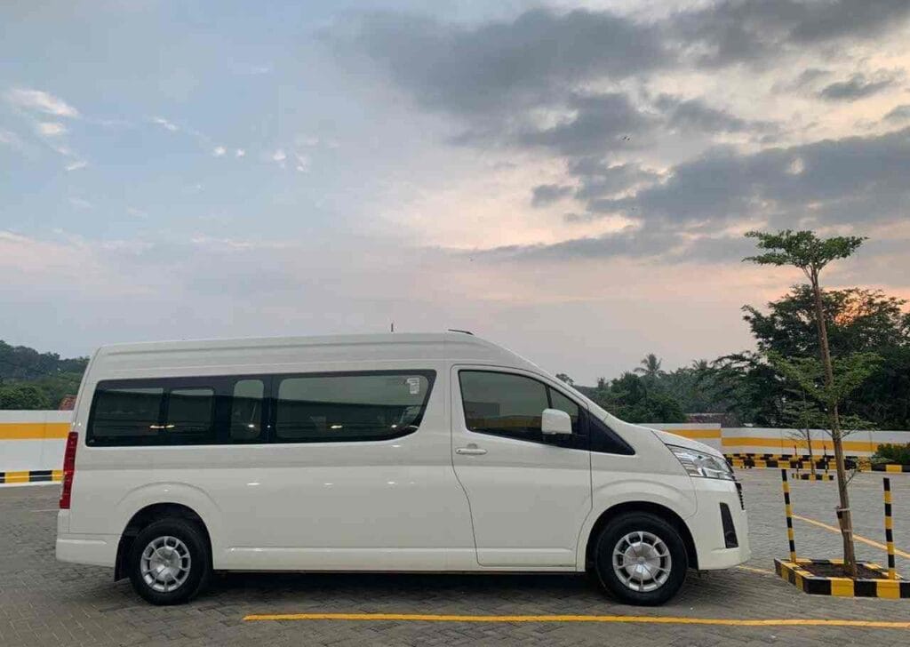 Cara Memilih Rental Hiace untuk Perjalanan Luar Kota